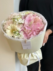 Букет из хризантемы, гортензии и маттиолы в белом оттенке