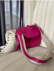 Женская кросс-боди сумка из натуральной кожи цвета фуксия