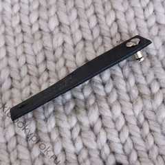 Кожаная бирка с гвоздиком со стразой 