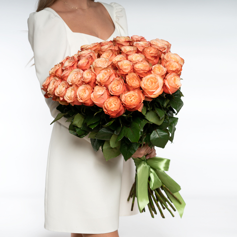 Букет 51 коралловая роза Эквадор