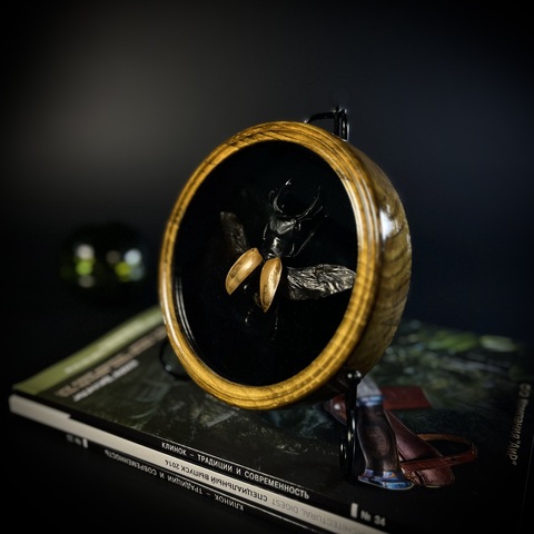 Композиция в рамке на подставке