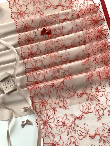 Вышивка на сетке молочная/красная 25 см