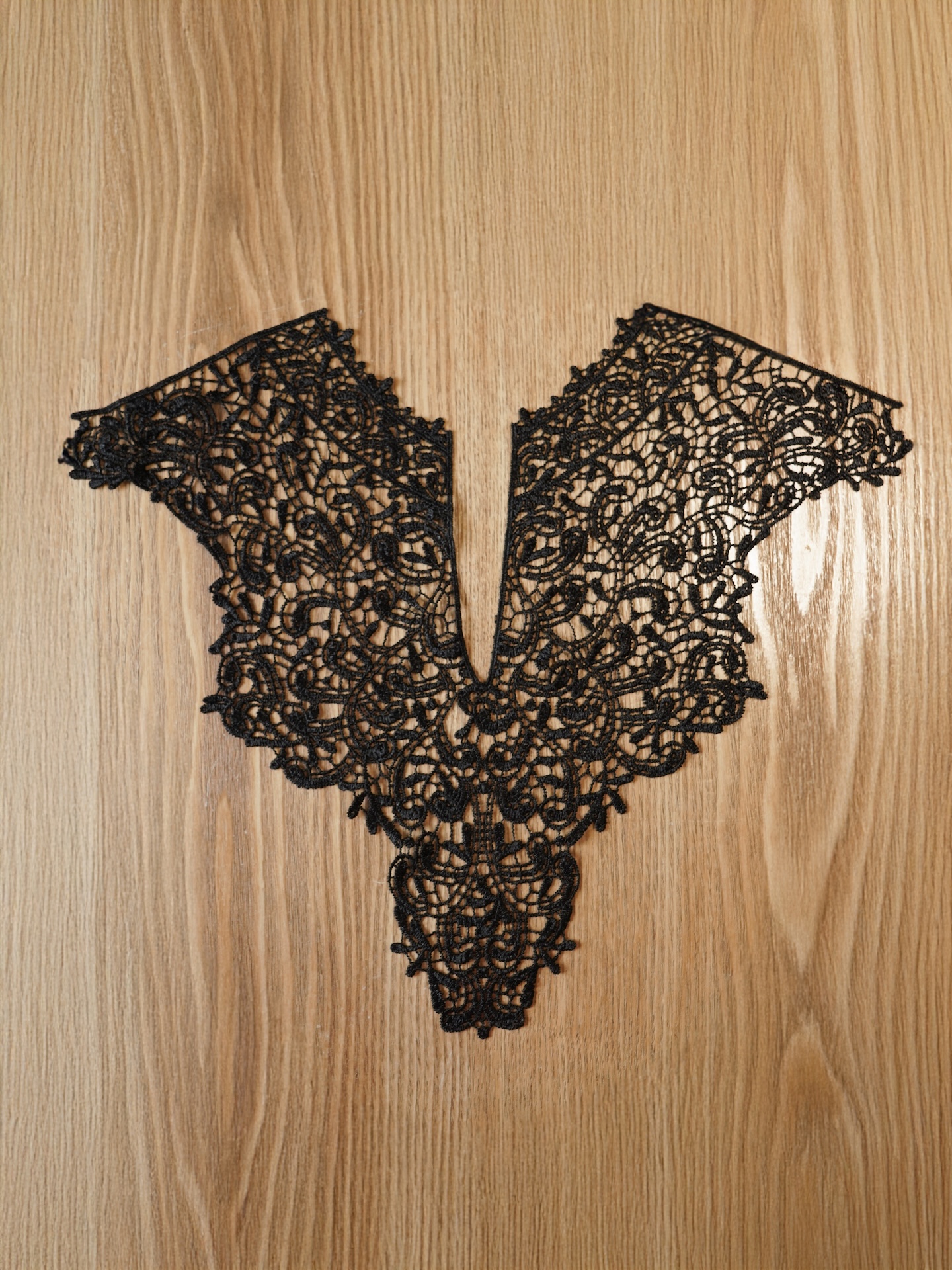 Кружевной воротничок с V-образным вырезом