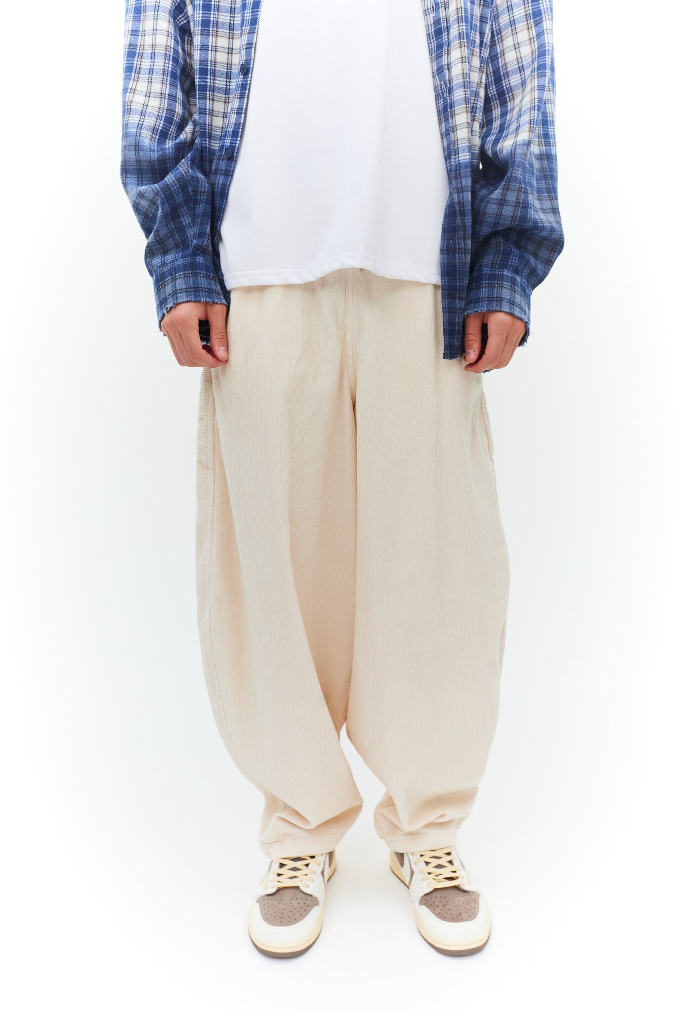 Белые вельветовые брюки VENTIQUE