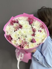 Букет из 7 кустовых белых хризантем "Балтика" с малиновой гипсофилой и эвкалиптом