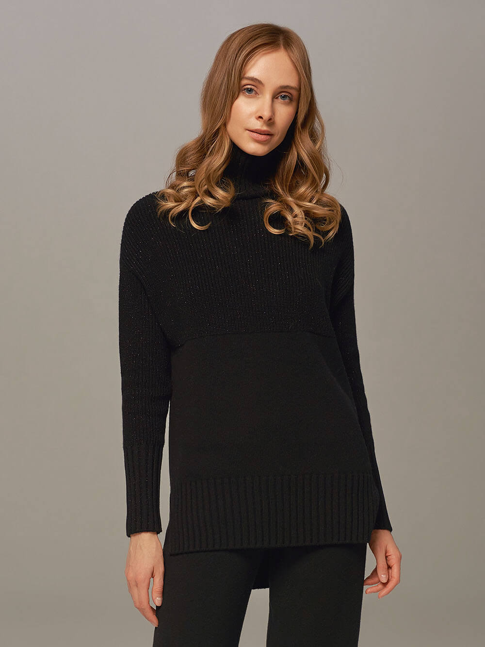 Женский свитер черного цвета с высоким горлом из шерсти и кашемира
