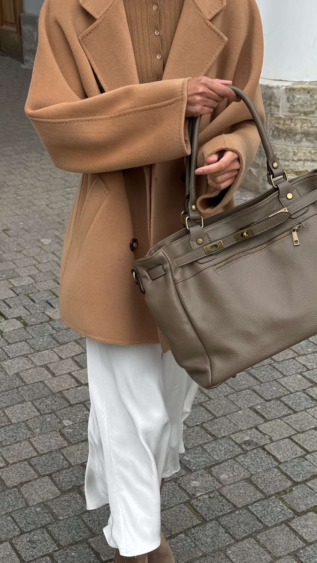 Сумка из натуральной зернистой кожи с латунной фурнитурой