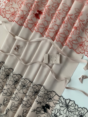 Вышивка на сетке молочная/красная 25 см