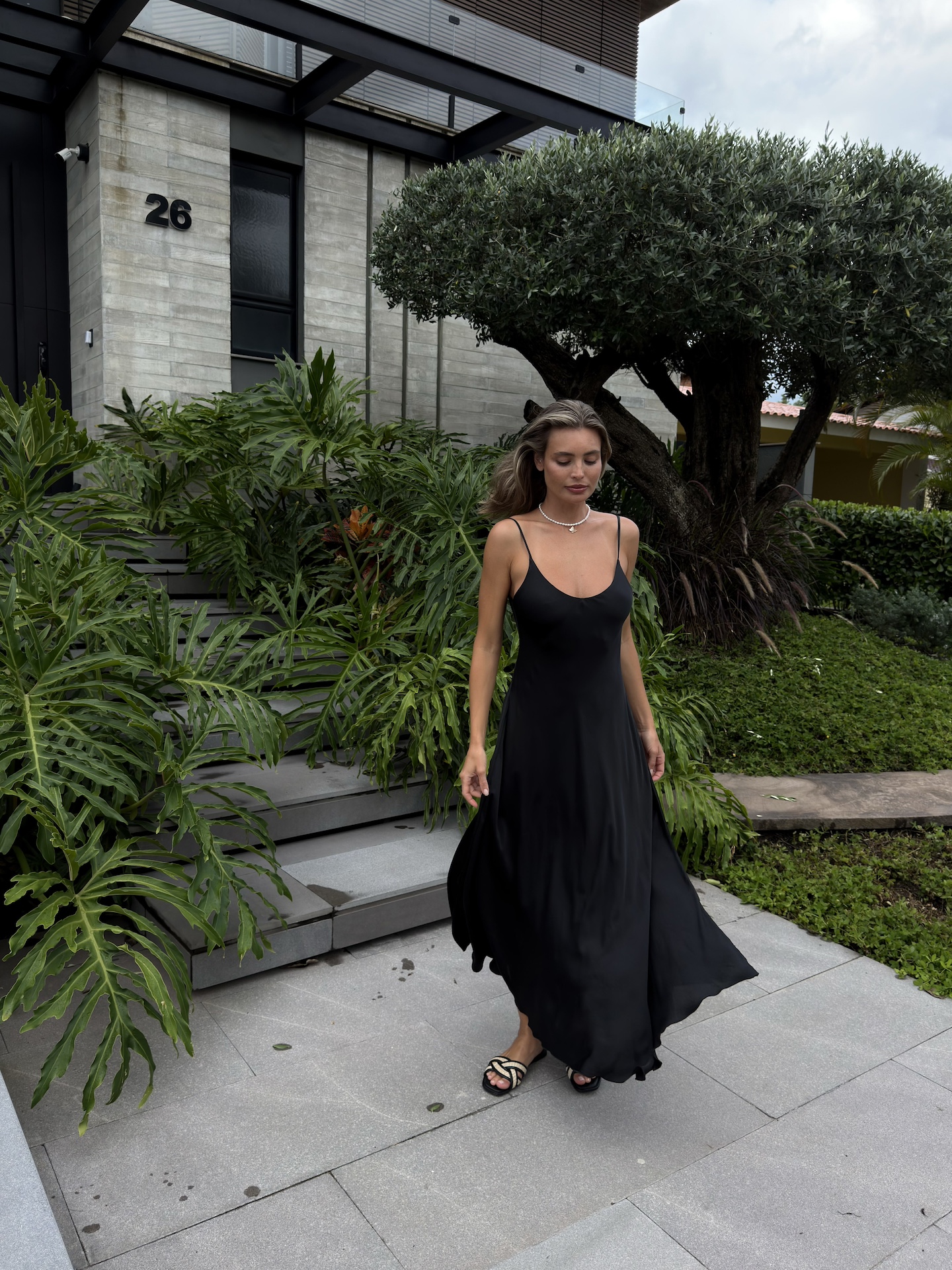 Сарафан на бретелях расклешенный к низу