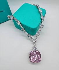 70417 - Роскошное колье из серебра с квадратной подвеской из розового кварца