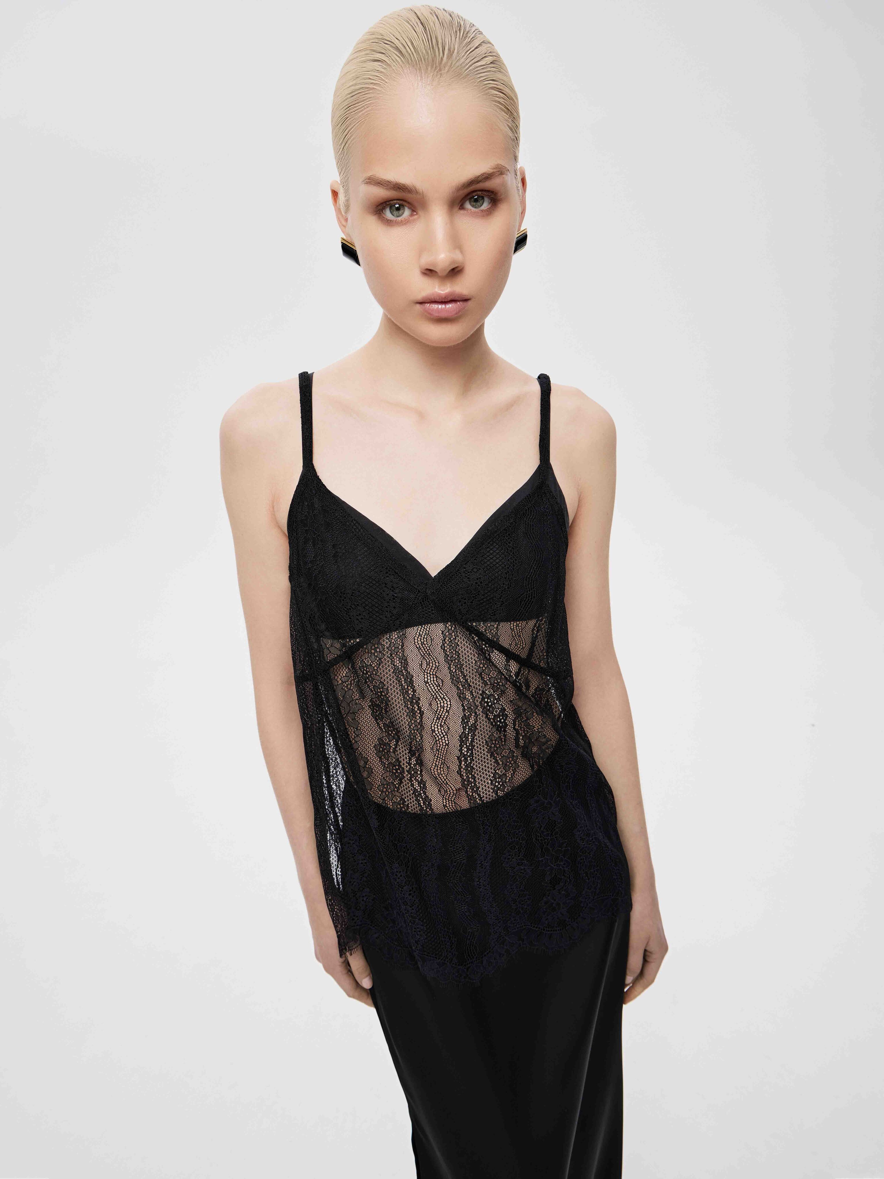 Топ из кружева