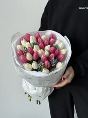 Букет из 35 тюльпана белого, розового цвета и незабудок - M