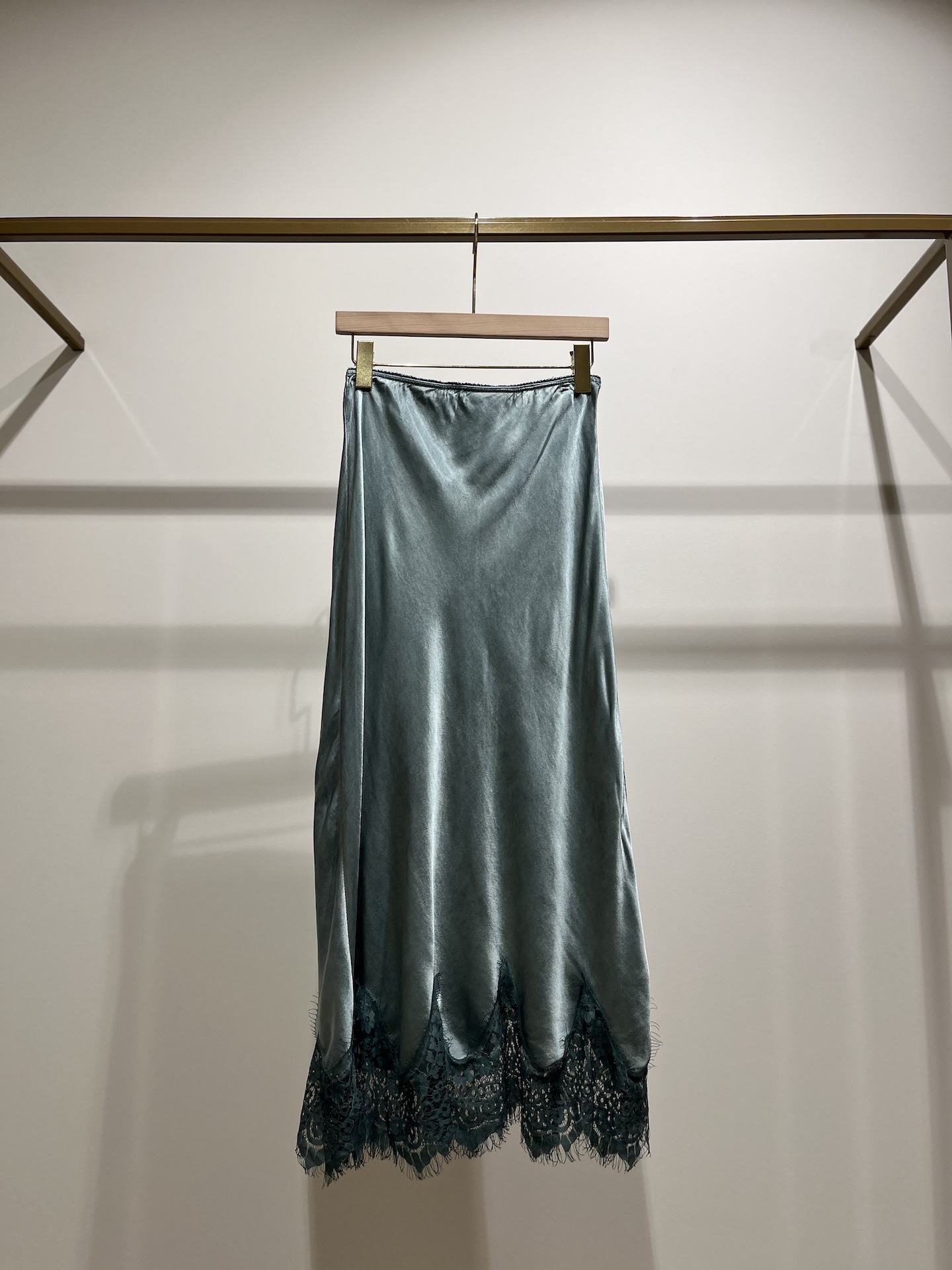 Юбка в бельевом стиле полной длины с кружевом по краю