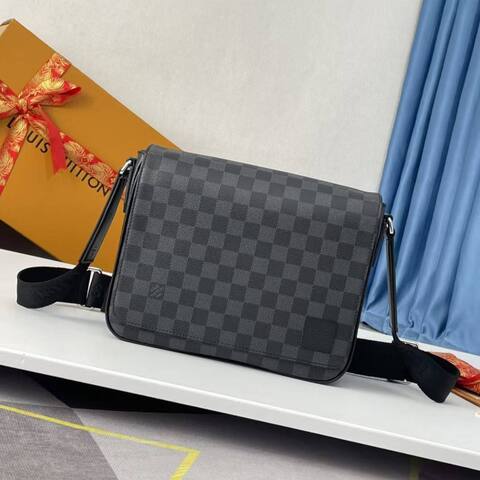 Сумка Louis Vuitton District PM, серый