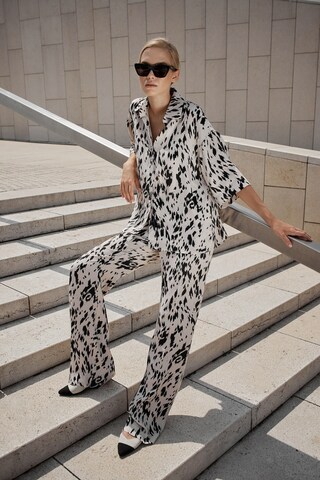 БРЮКИ КЛАССИКА ЦВЕТ БЕЖЕВЫЙ, ПРИНТ - РЫСЬ