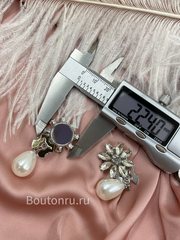 Накладка на пуговицу серебристая в форме цветка с подвесной жемчужиной