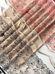 Вышивка на сетке молочная/красная 25 см