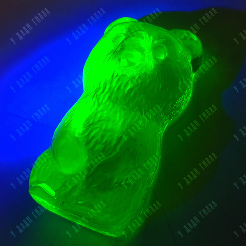 Декоративная статуэтка «Медведь». Урановое стекло. Чехия. Середина XX в.