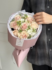 Сборный букет из одноголовых роз в нежном оттенке и маттиолы