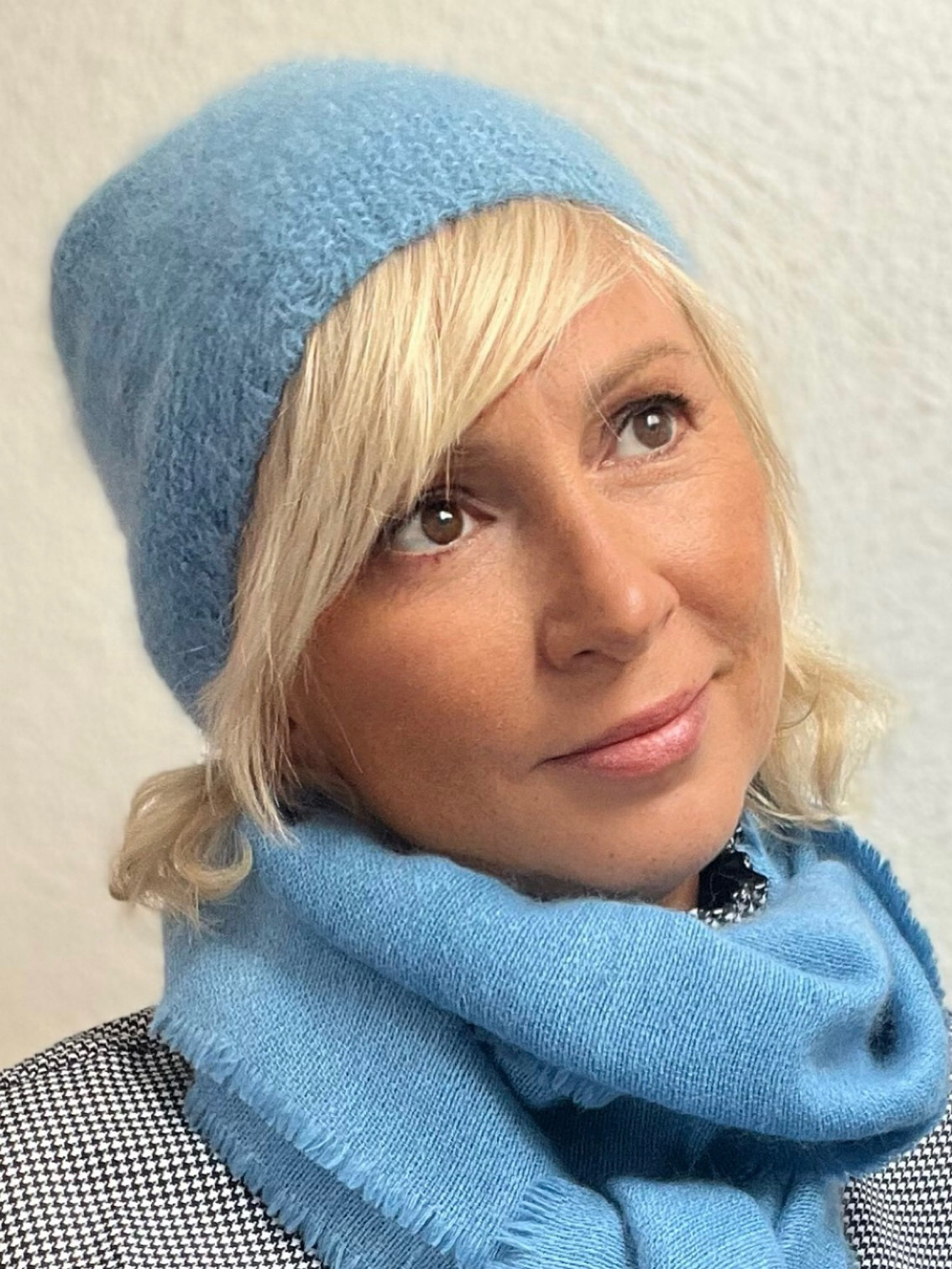 Вязаная шапка бини с шарфиком женская ангора шерсть шелк голубой лед лазурный комплект