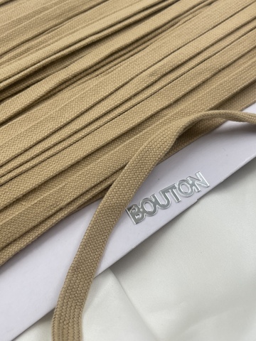 Шнур плоский бежевый метражом 12 мм