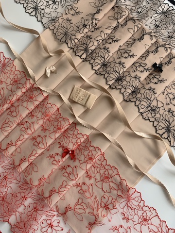 Вышивка на сетке молочная/красная 25 см