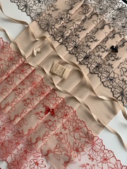 Вышивка на сетке молочная/красная 25 см