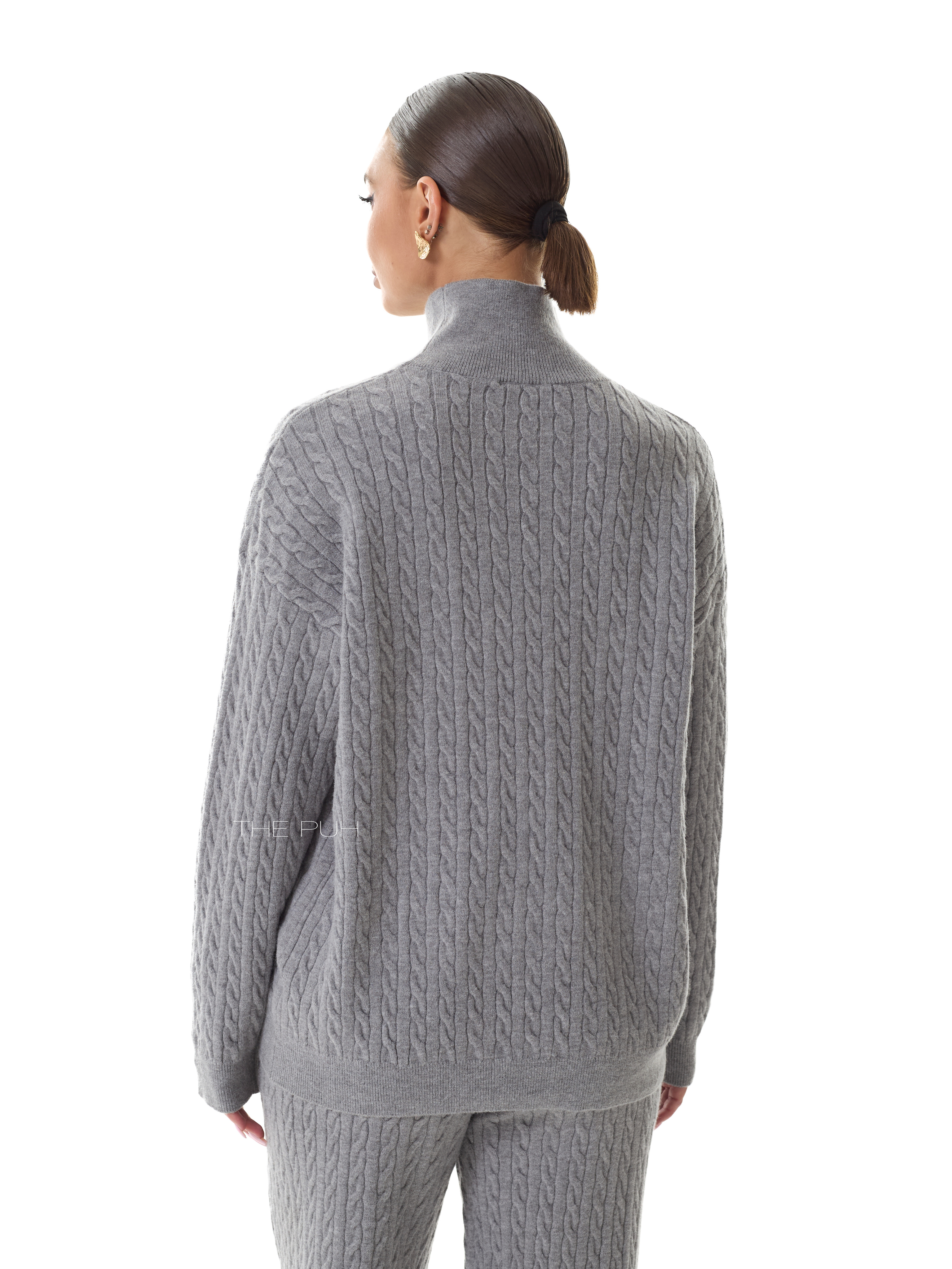 Серый трикотажный костюм в косичку