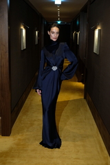 Платье с закрытым декольте и драпировкой