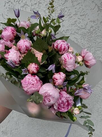 Летний букет пионов в аранжировке с кустовой розой, клематисом и эвкалиптом
