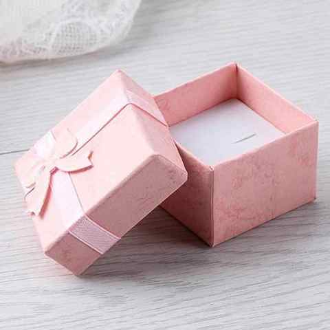 Процесс украшения подарочной коробки цветком из салфеток в технике оригами: