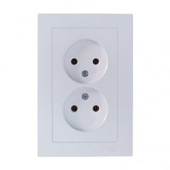 Розетка 2 с/з белый Legrand Quteo 782233