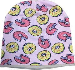 Удлиненная шапочка для лета из хлопкового и вискозного трикотажа с пончиками с разноцветной глазурью на розовом фоне.