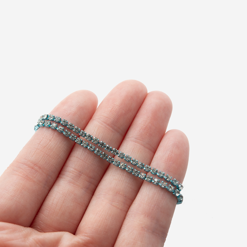 Стразовая цепь, 2мм, прозрачный кристалл в голубых цапах