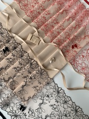 Вышивка на сетке молочная/красная 25 см