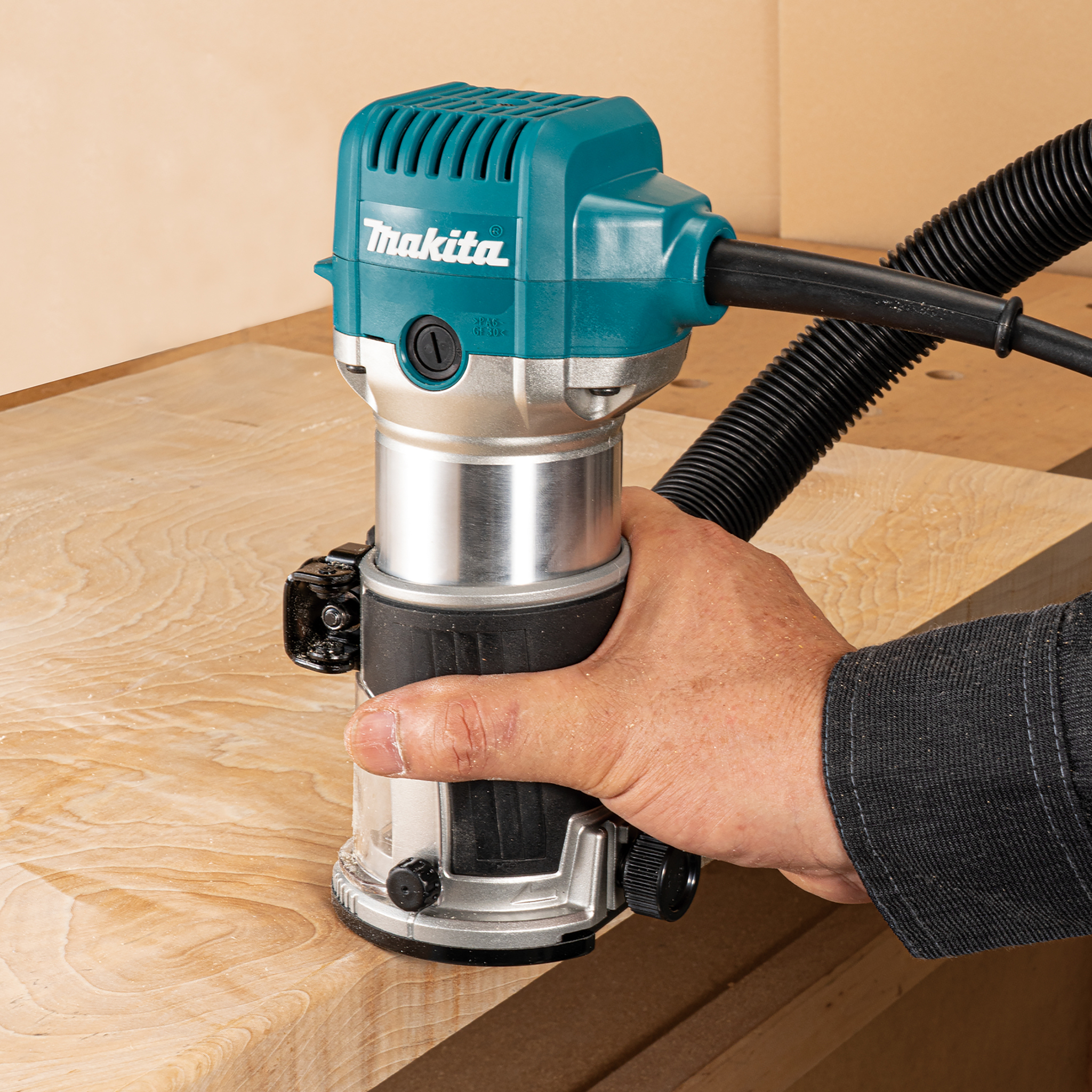 Фрезер makita. Makita rt0702cx2j комплектация. Фрезер кромочный, 800вт Кратон. Rt0702cx2j комплект поставки.