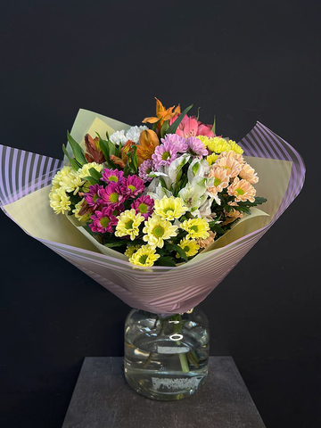 Букет из цветных хризантем и альтромерий