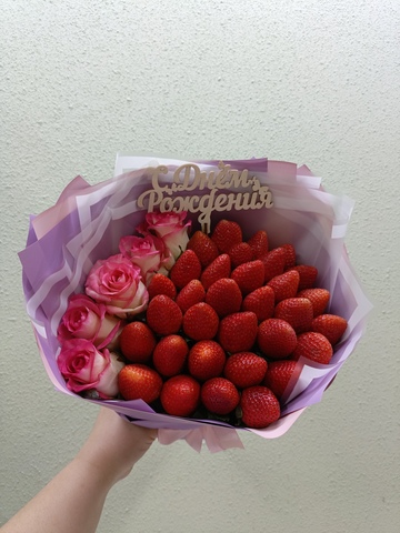 Букет из клубники и роз