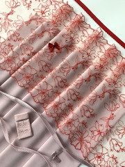 Вышивка на сетке молочная/красная 25 см