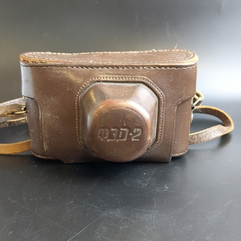 №13 Фотоаппарат "ФЭД-2" с объективом "Индустар - 62м" в оригинальном кофре с документом , металл, стекло, кожа, Харьковский машиностроительный завод им. Дзержинского (ФЭД), СССР, 1961-1979 гг.