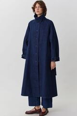 Объемный плащ из синей вареной джинсы