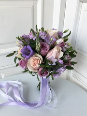 Свадебный букет из роз, маттиолы и зелени