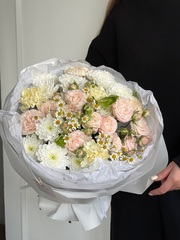 Букет сборный из гортензии, кустовых пионовидных роз, ромашки, диантусов и хризантемы