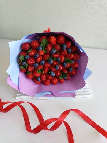 Ягодный букет из клубники и голубики