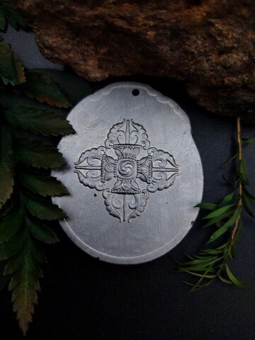 Мелонг Багуа из метеорита Муонионалуста