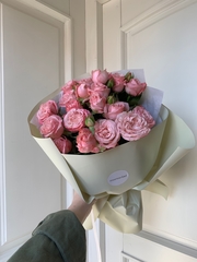 Букет из кустовой пионовидной розы в оформлении