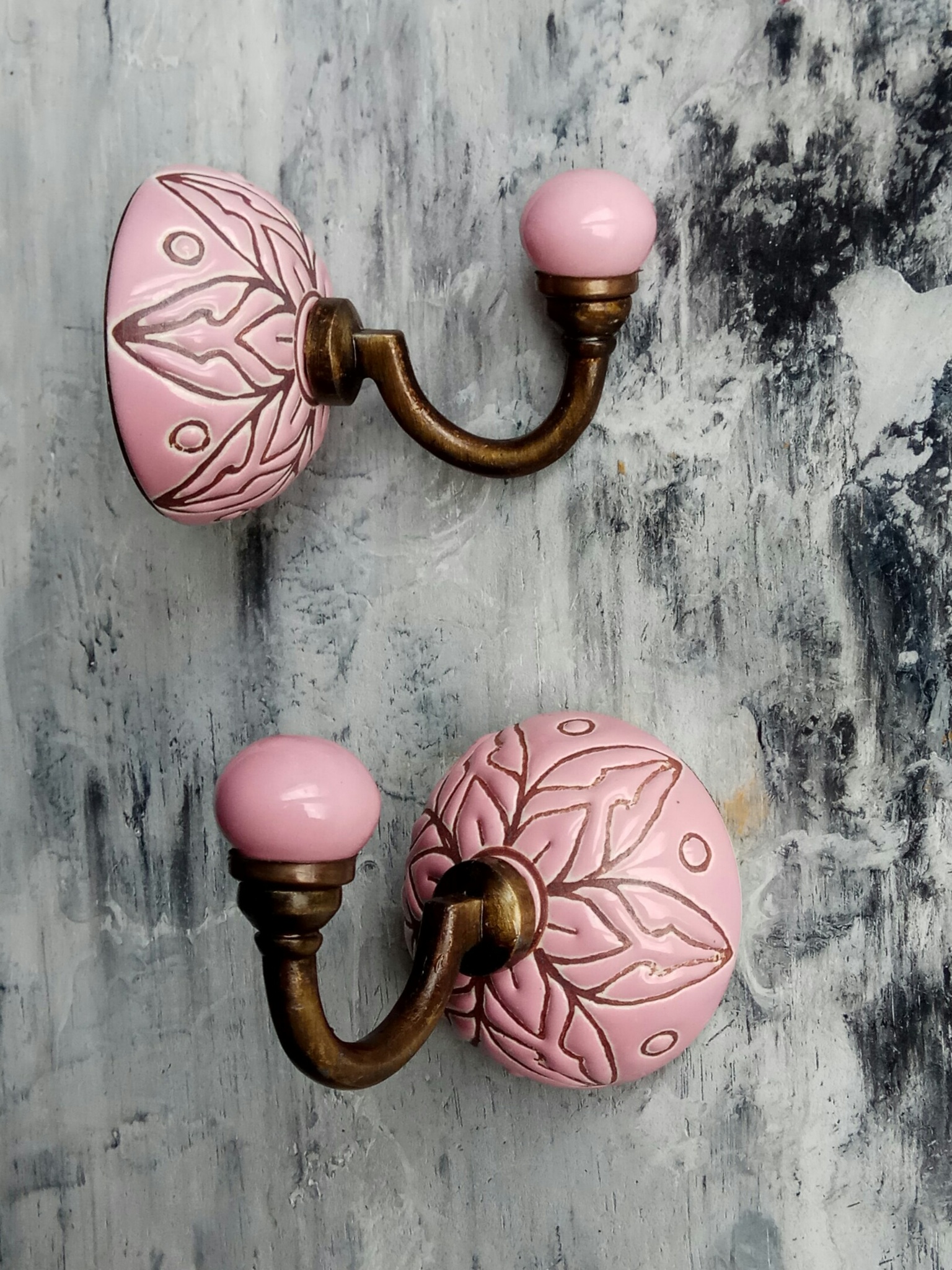 Крючок керамический розового цвета с цветочным орнаментом
