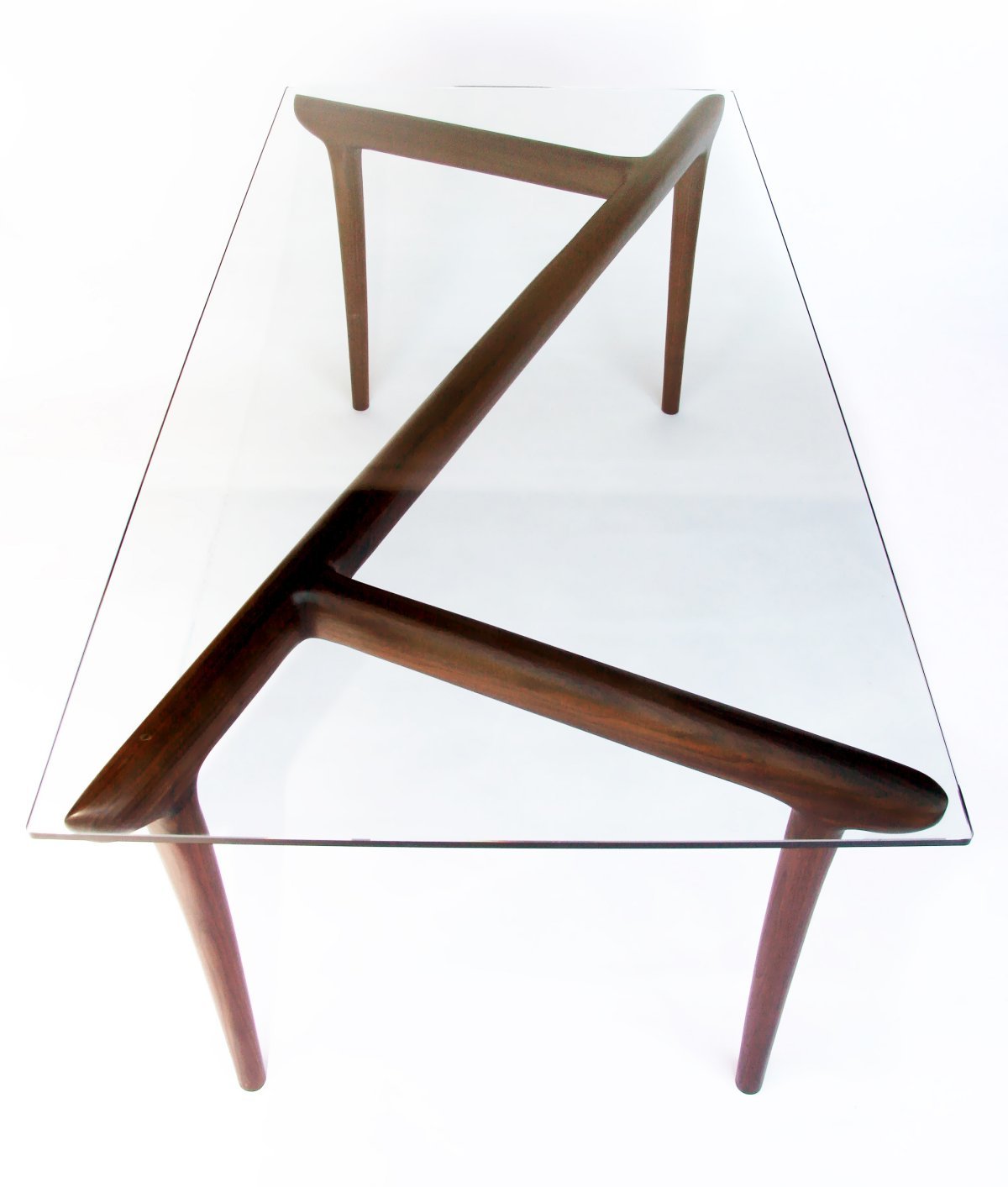 стеклянный стол на деревянных ножках