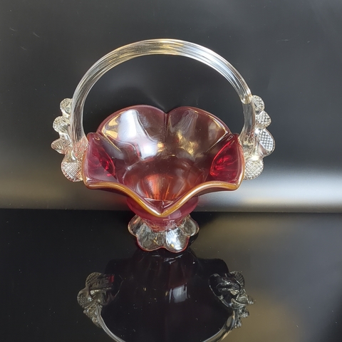 Вазочка-конфетница в форме корзинки, цветное стекло красного цвета с фигурными элементами, стекло, гутная техника, СССР, 1960-1980 гг.