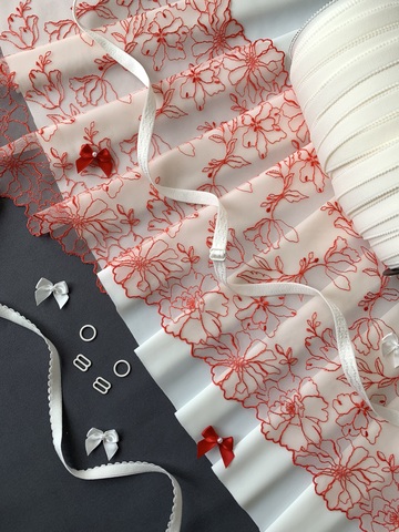 Вышивка на сетке молочная/красная 25 см